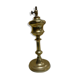 Roach oil lamp