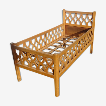 Wooden child bed with braces