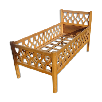 Wooden child bed with braces