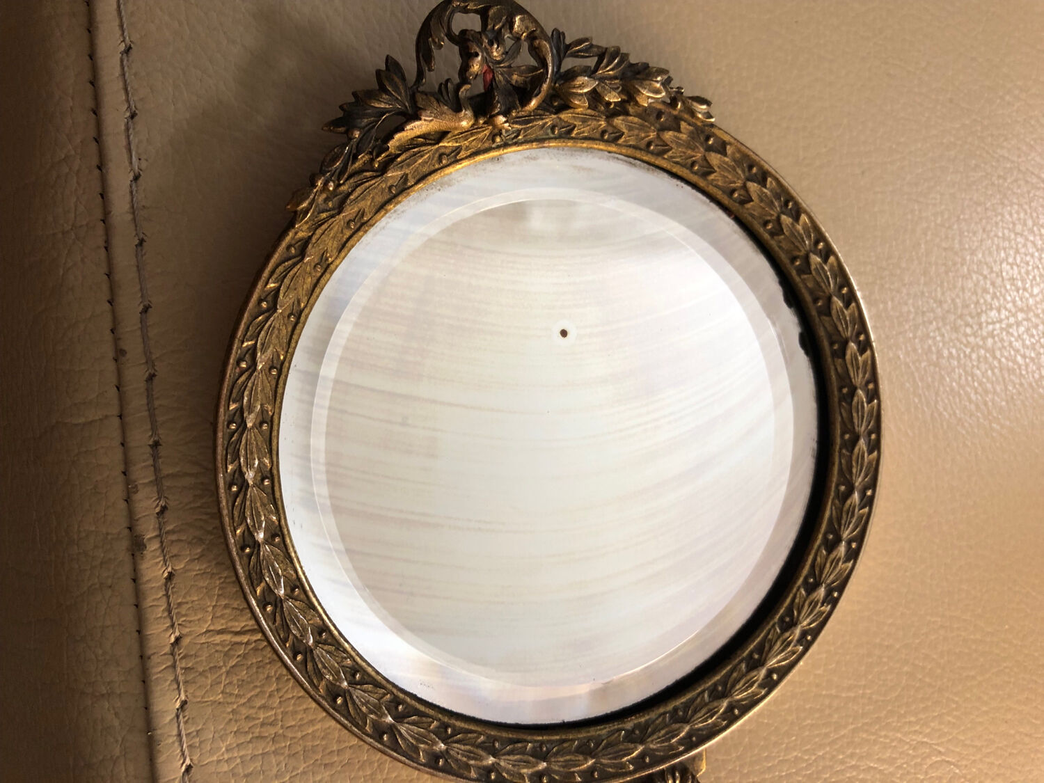 Hand mirror in gilded bronze