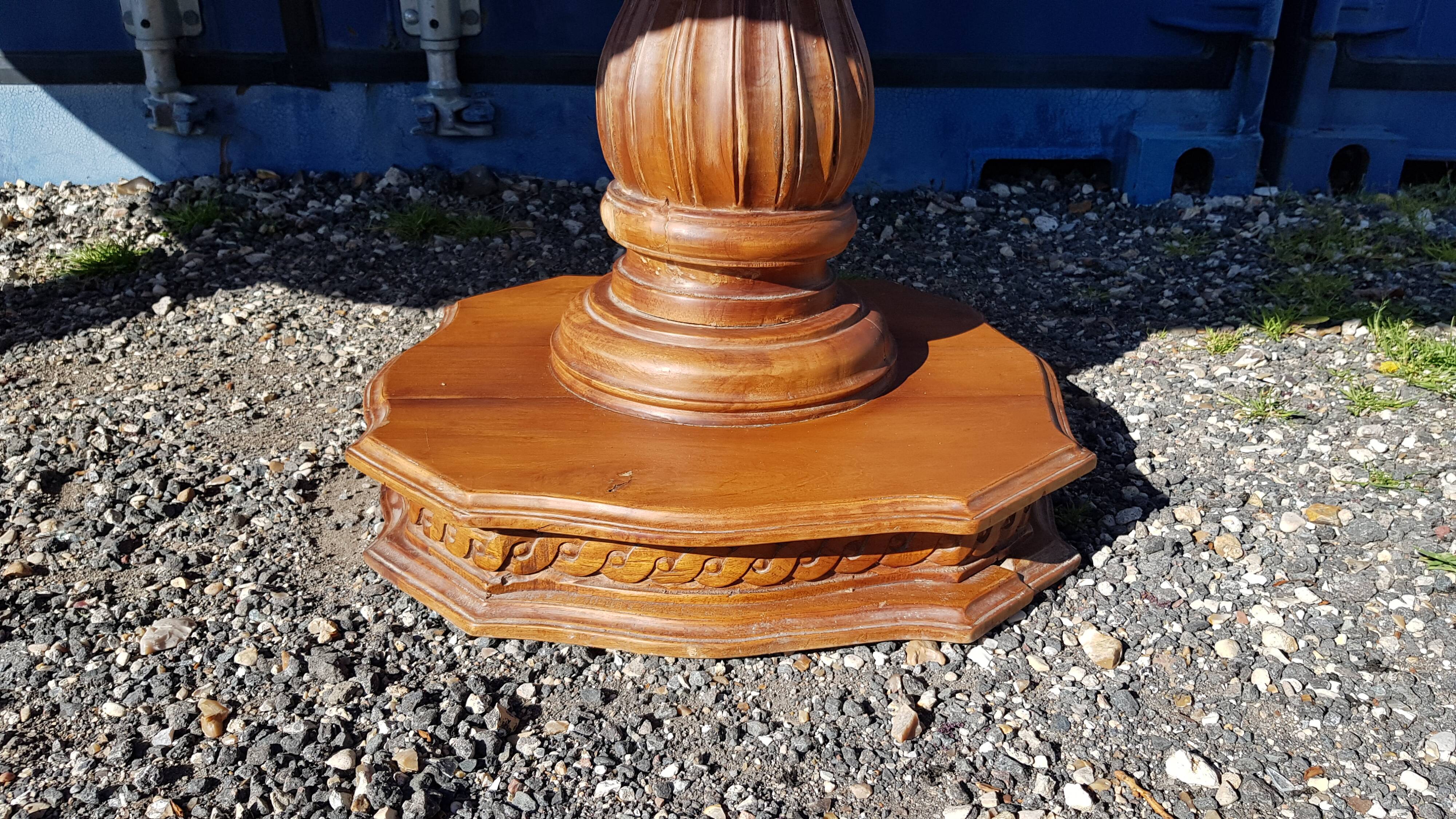 Oval dining table in solid teak