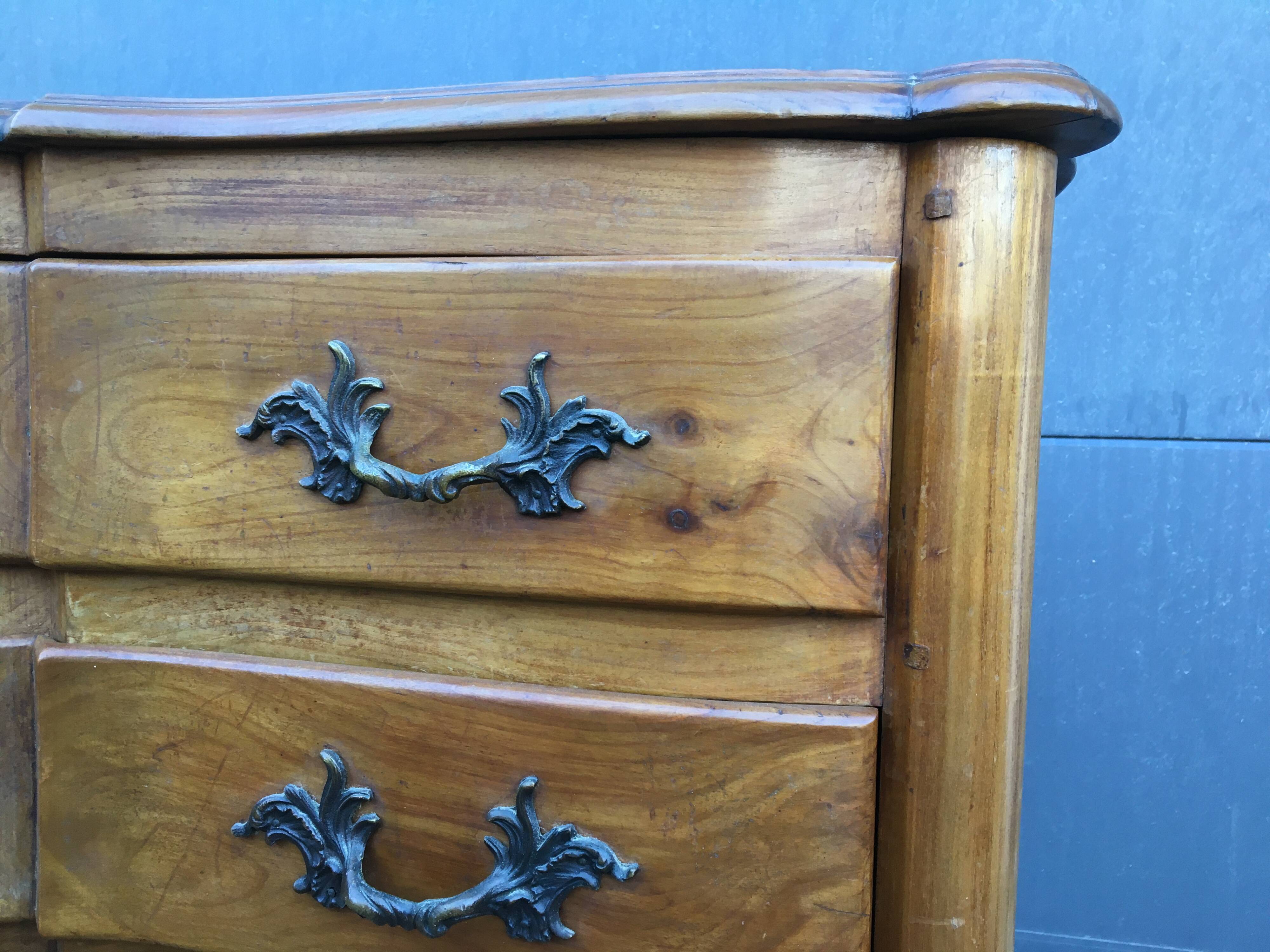Commode arbalète