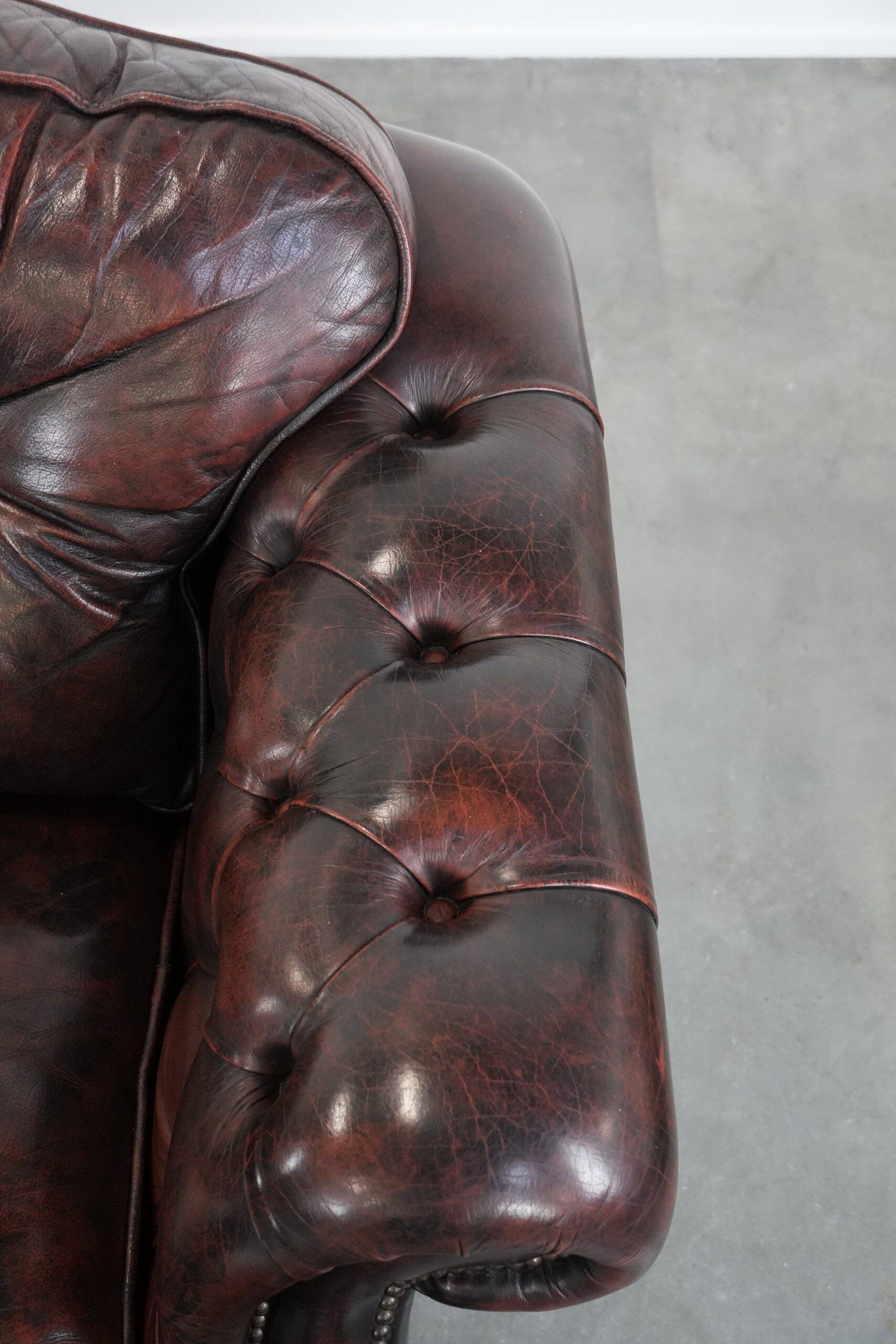 Set of two marbled cowhide leather Chesterfield armchairs in English style