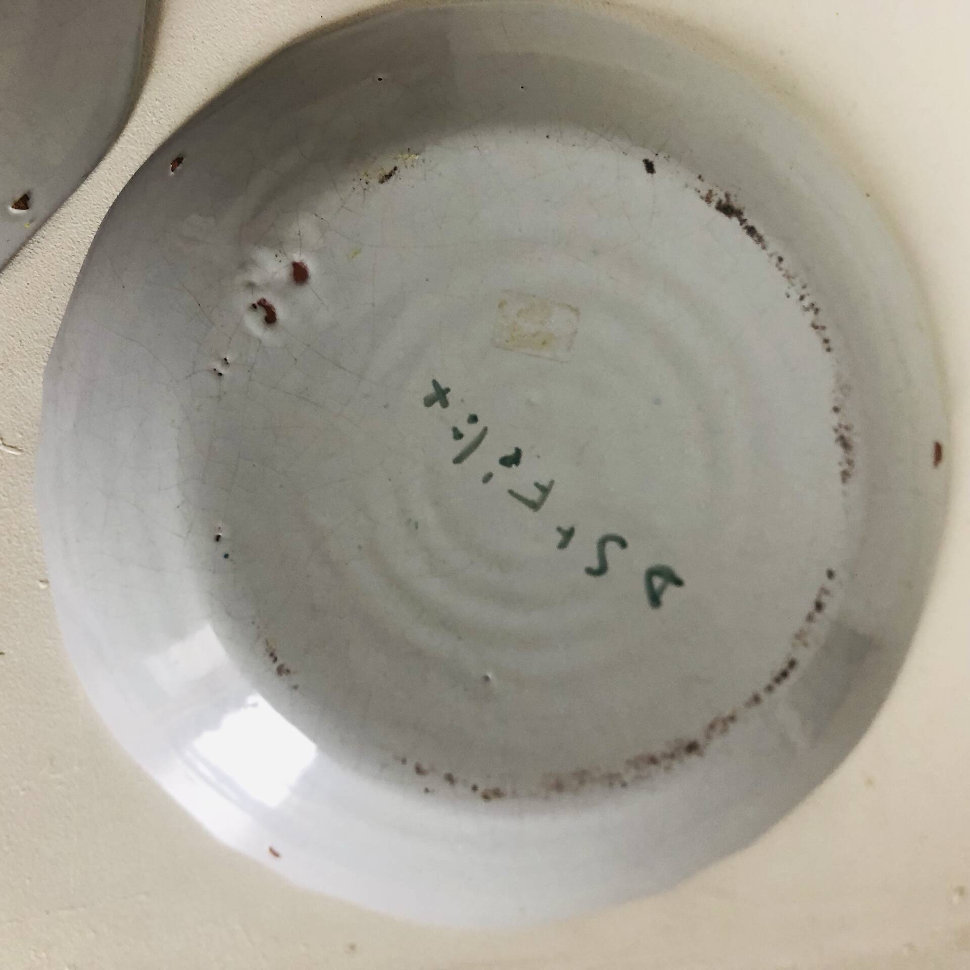 Pair of plates with naive Eastern rooster decoration