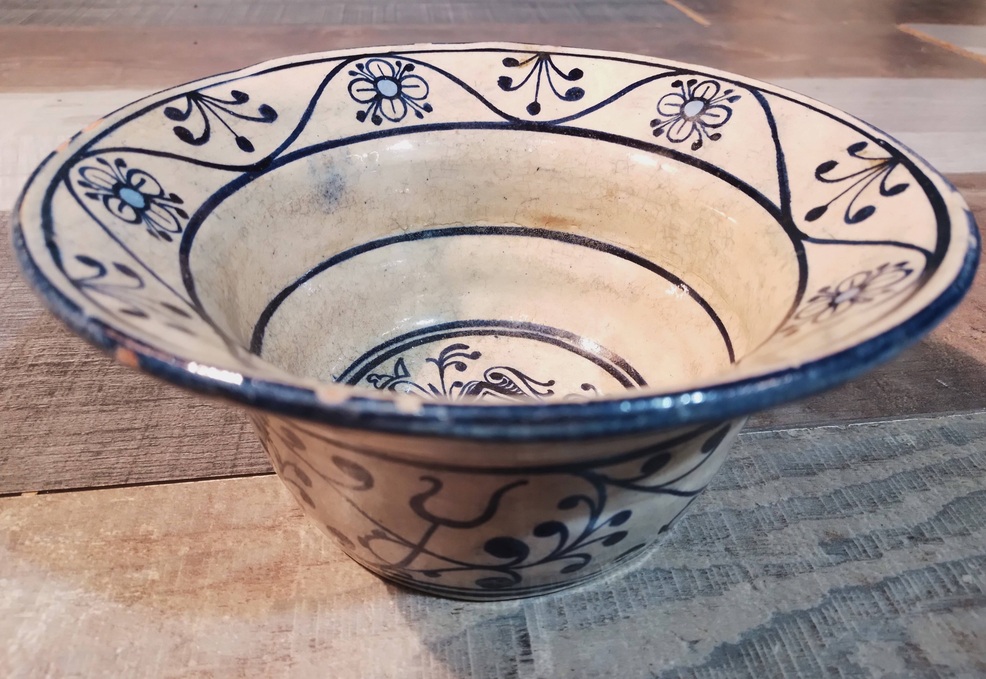 Ceramic bowl Spain 19th century