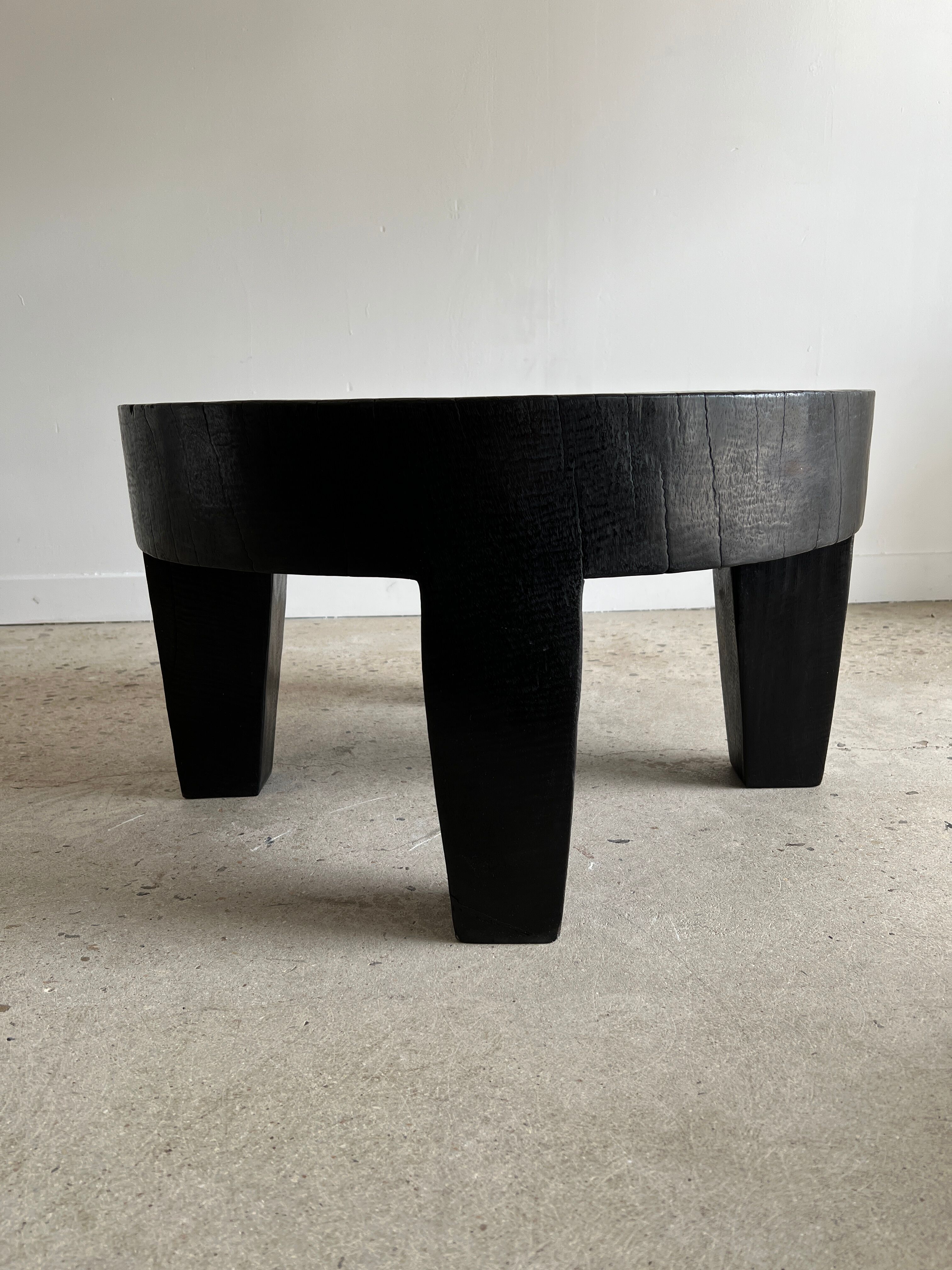 Coffee table en bois massif monoxyle noir