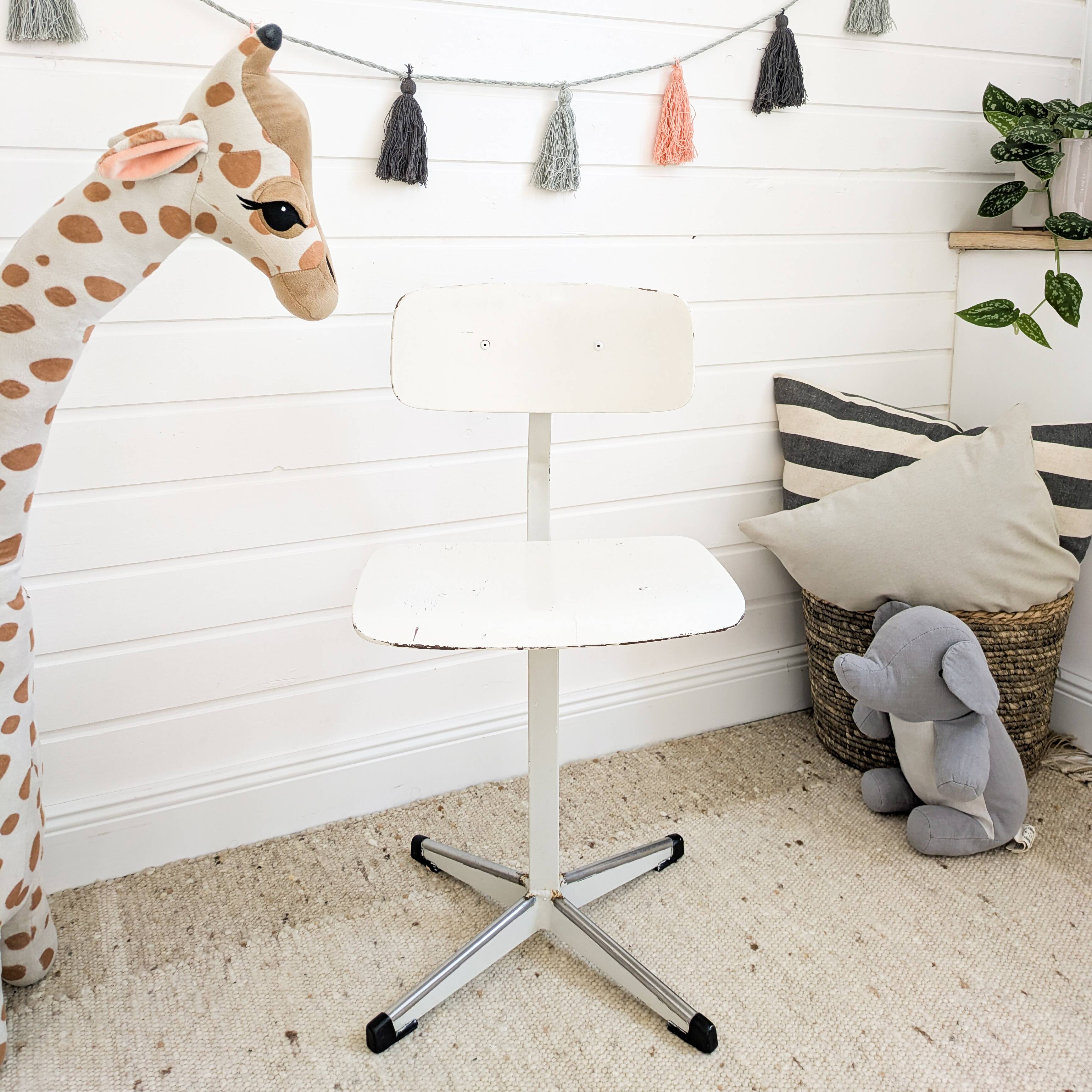 Mid Century Chaise d'école Chaise d'enfant Blanc Bois Métal Vintage Rétro C