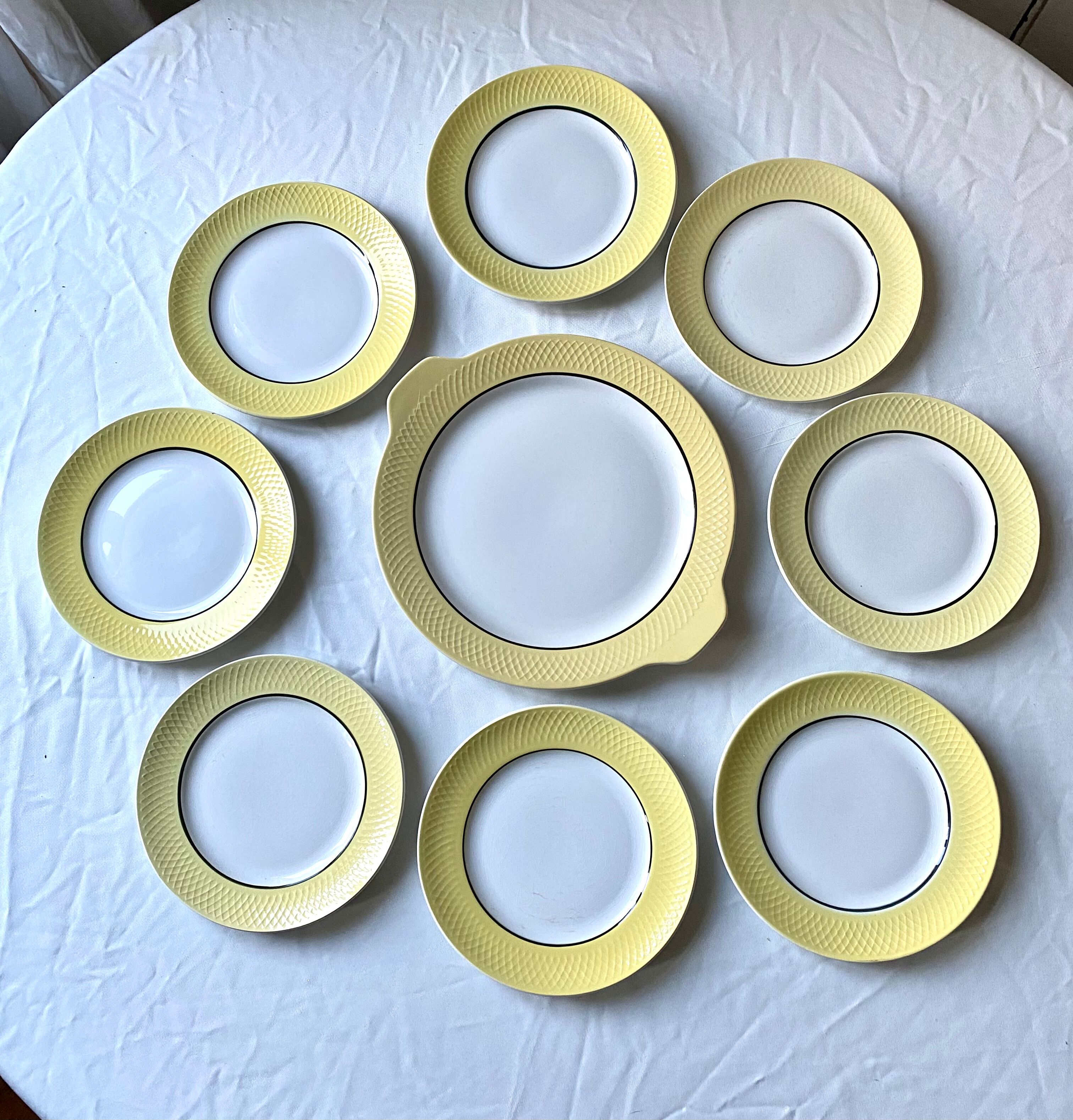 Ensemble ancien de 8 assiettes et un plat