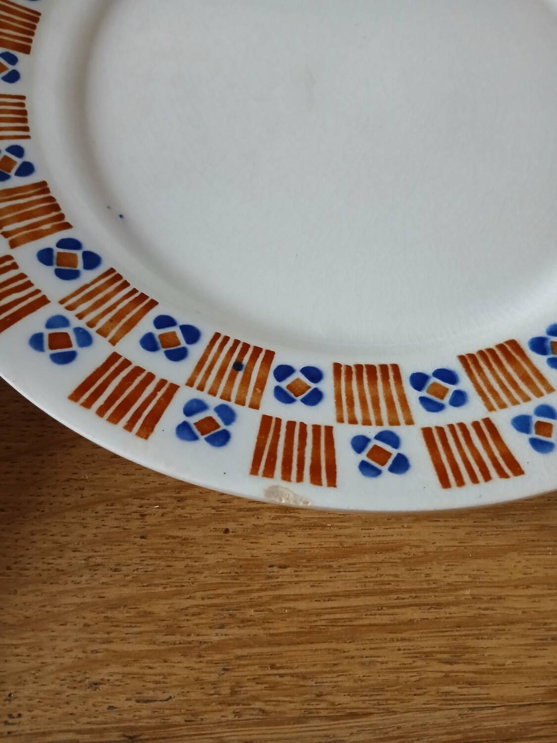 4 assiettes plates anciennes en terre de fer