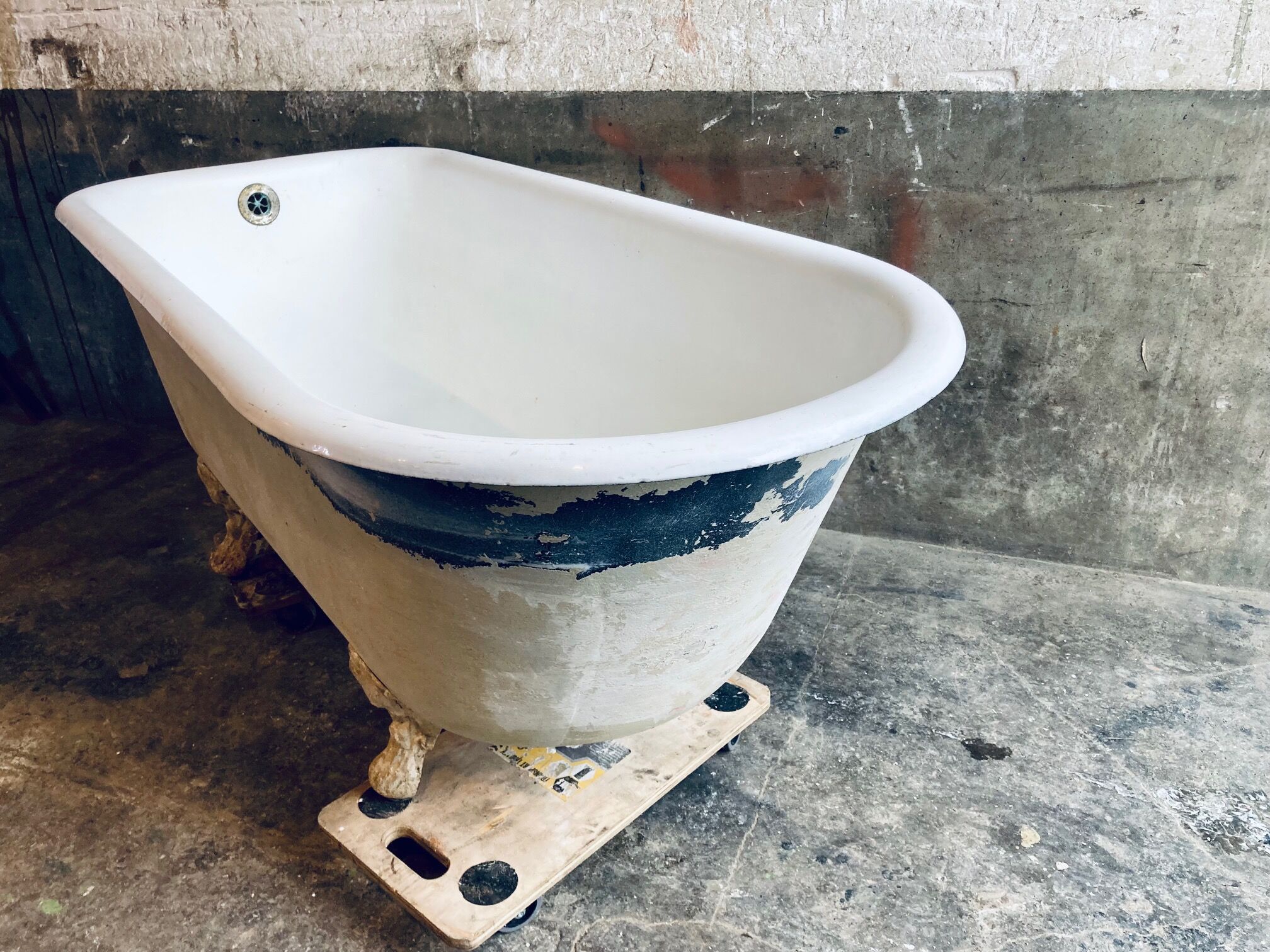 Cast iron bathtub eagle's feet