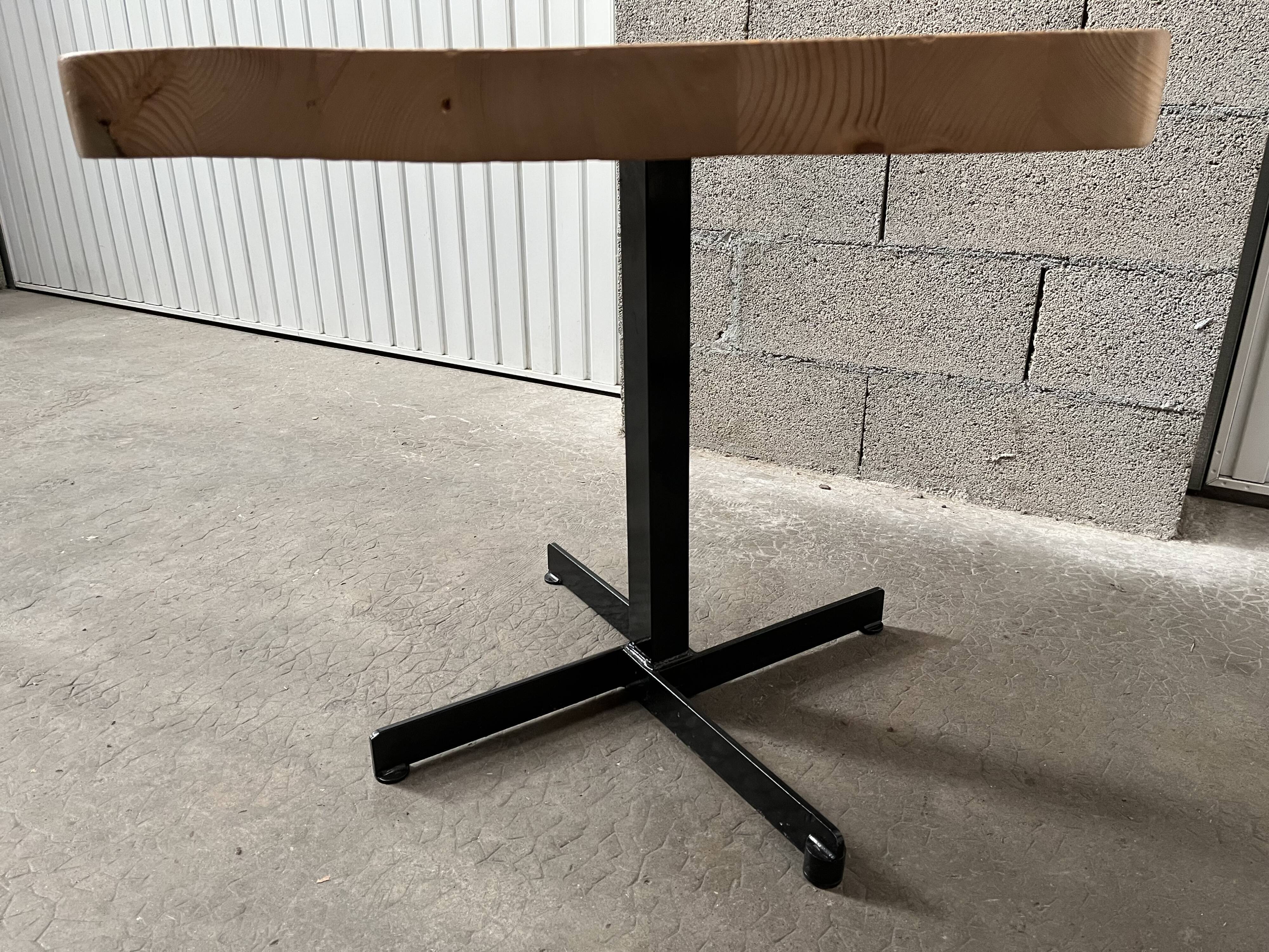 Design Pentagon table Charlotte Perriand for arches