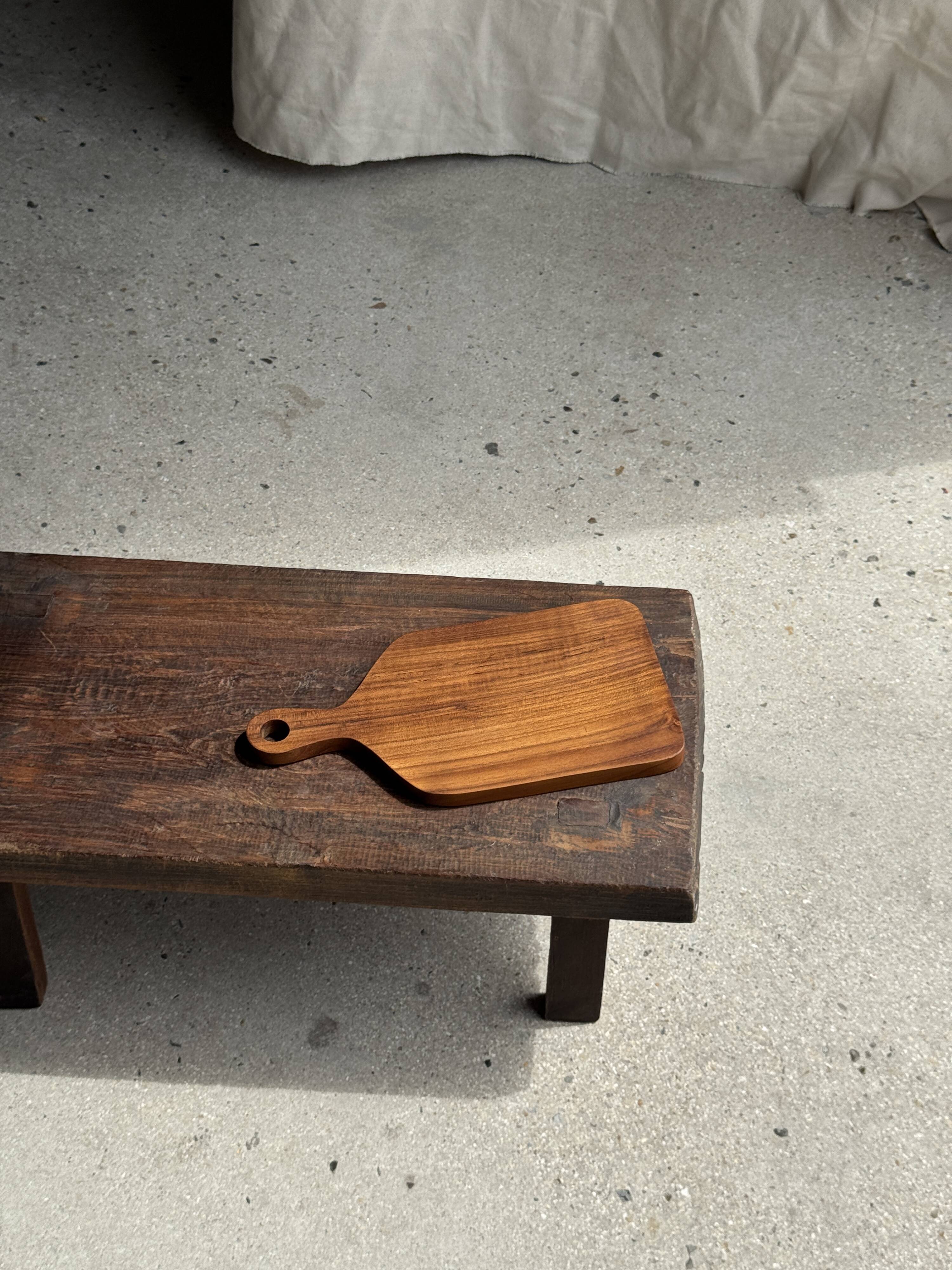 Rectangular solid teak chopping board with elongated handle 30x16.