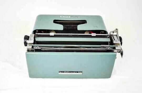 Machine à écrire Olivetti Studio 44 dans son étui avec la clef du coffret