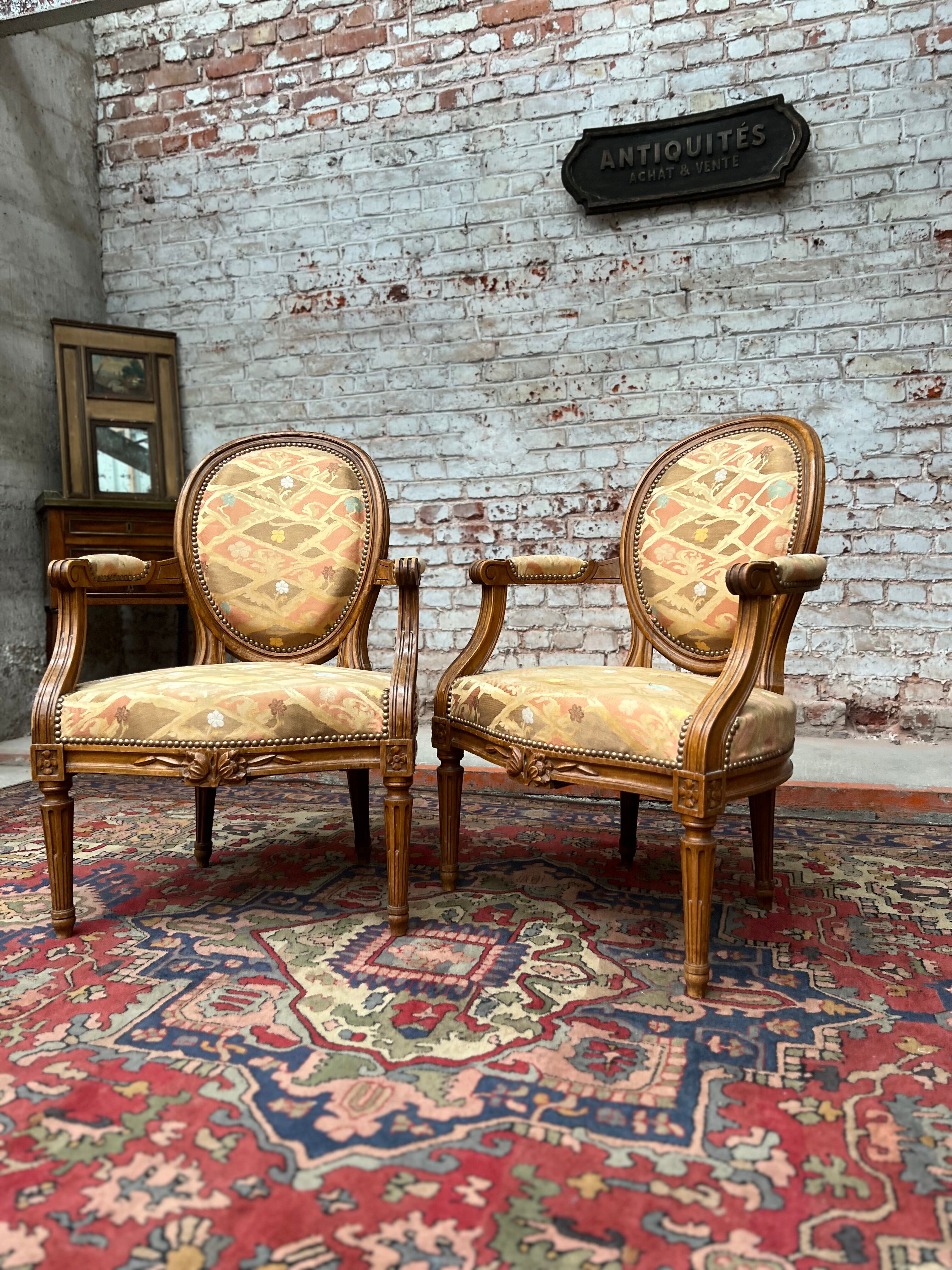 Pair of armchairs medallion in natural wood Louis XVI style