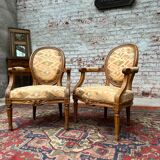 Paire de fauteuils médaillon en bois naturel de style Louis XVI