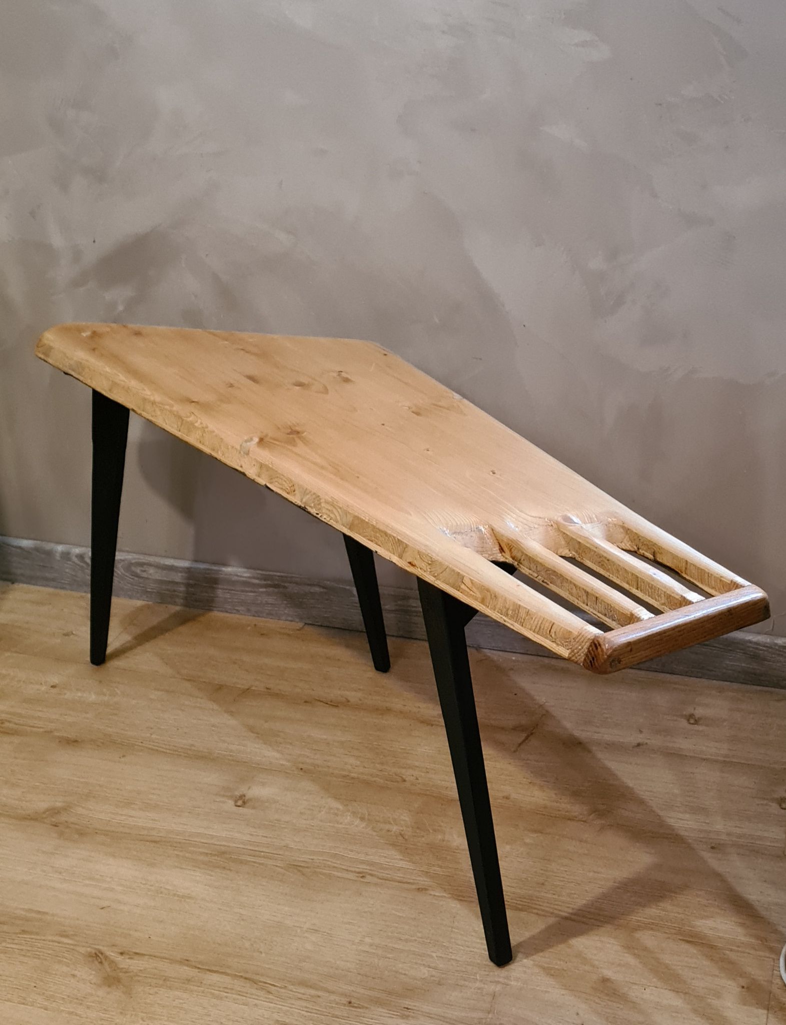 Table basse scadinave en pin massif collé non signé 100x35h 50