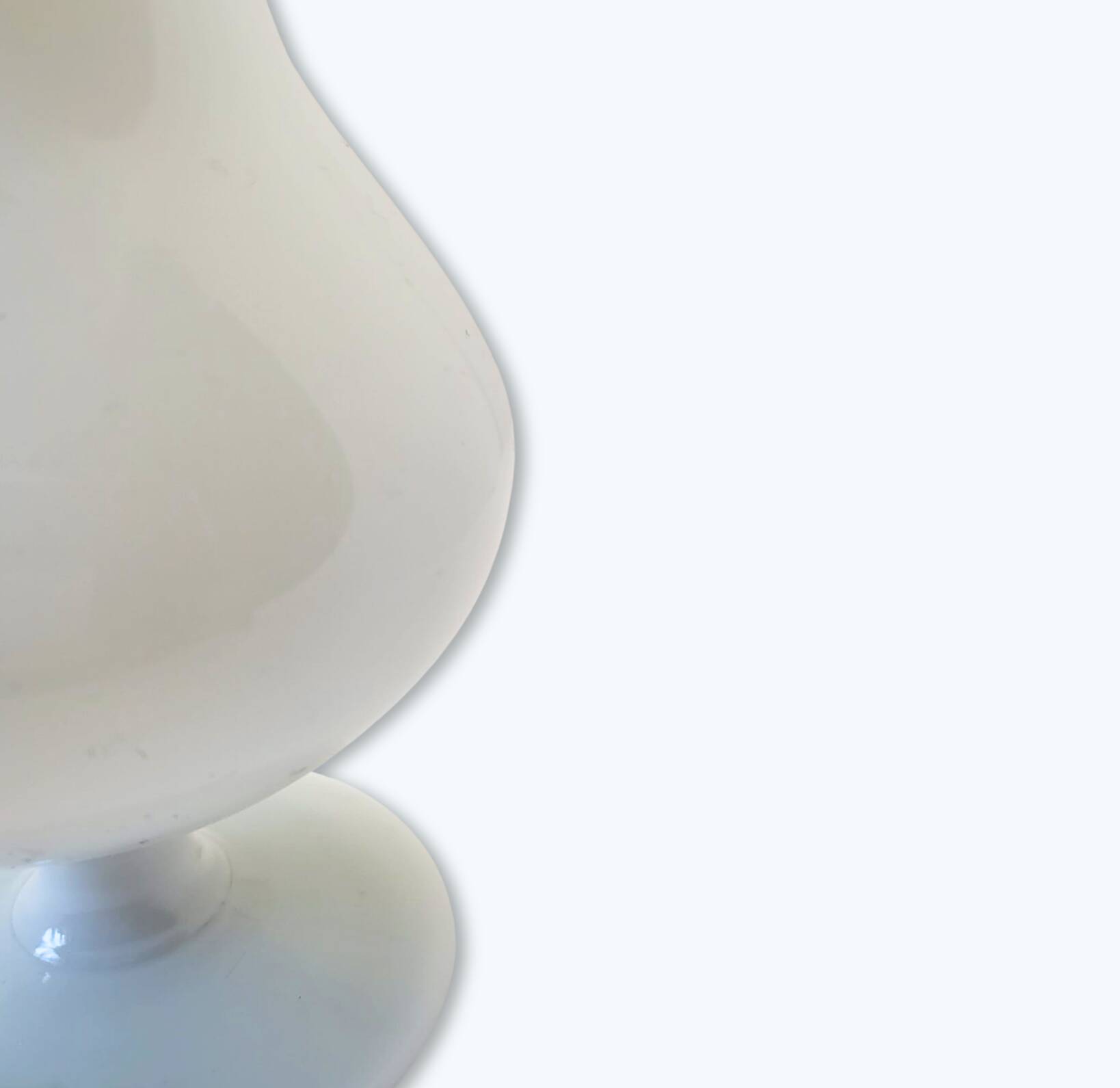 Vase en opaline blanche
