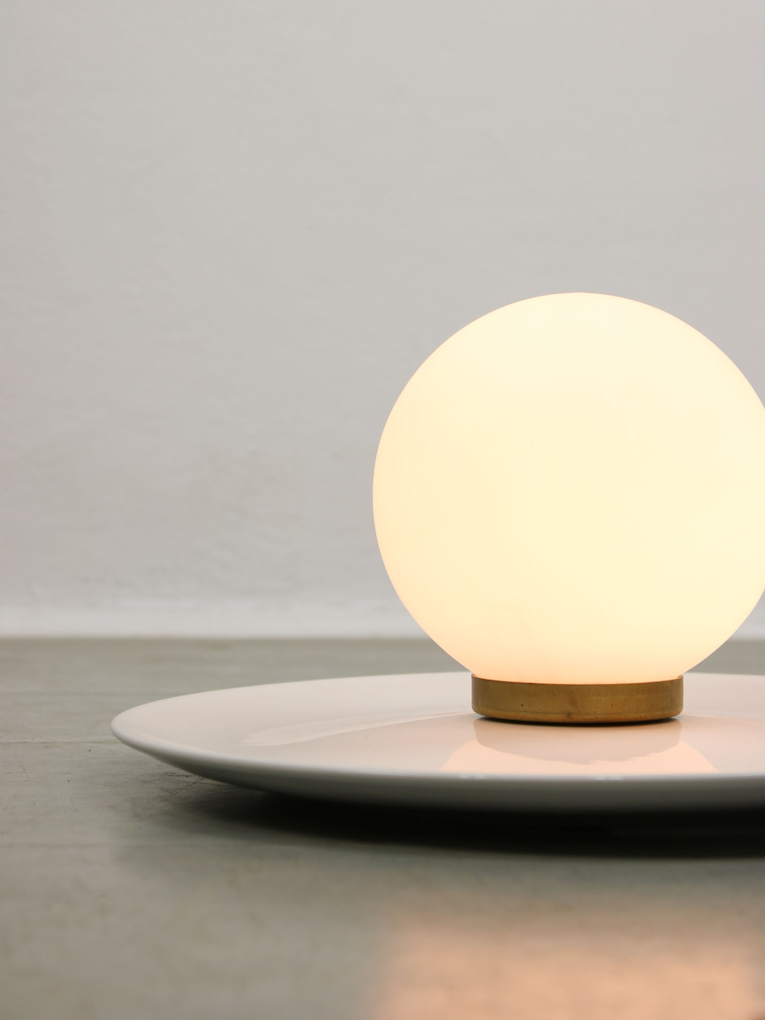 Lampe murale en céramique blanche vintage