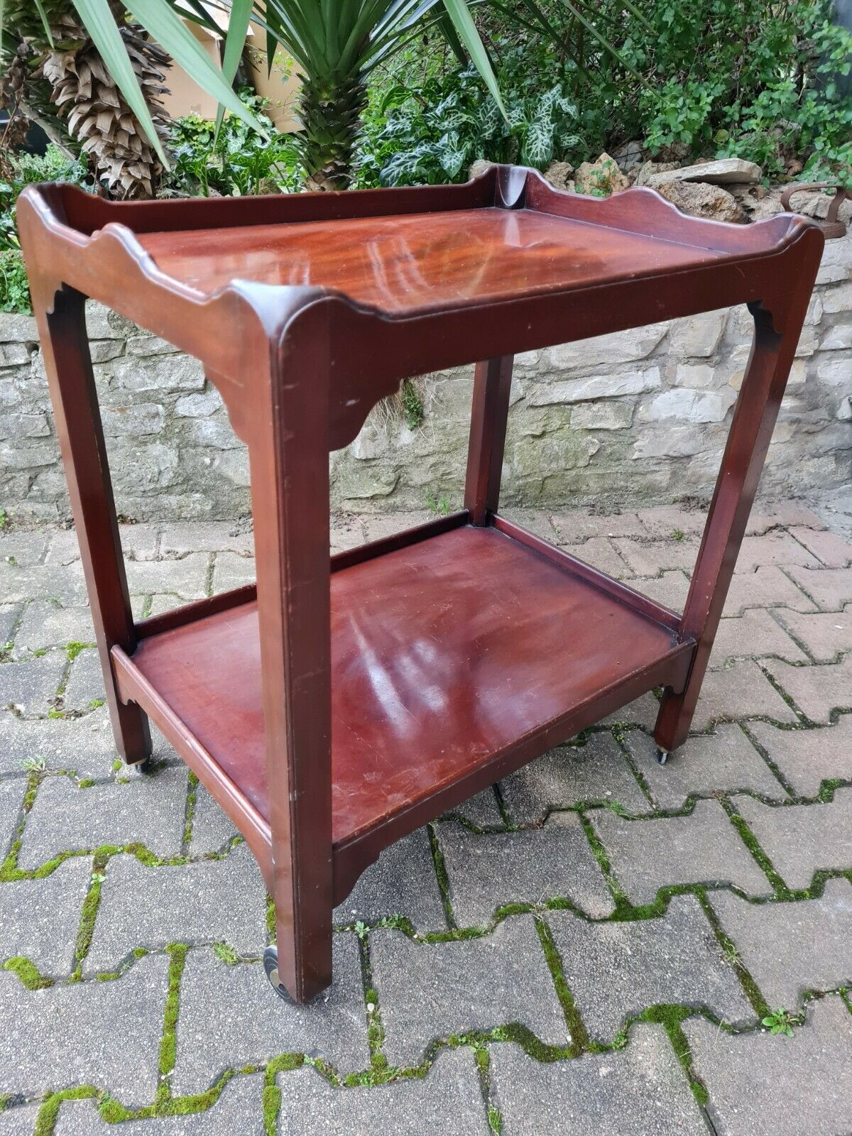 Serving on wooden wheels 30s