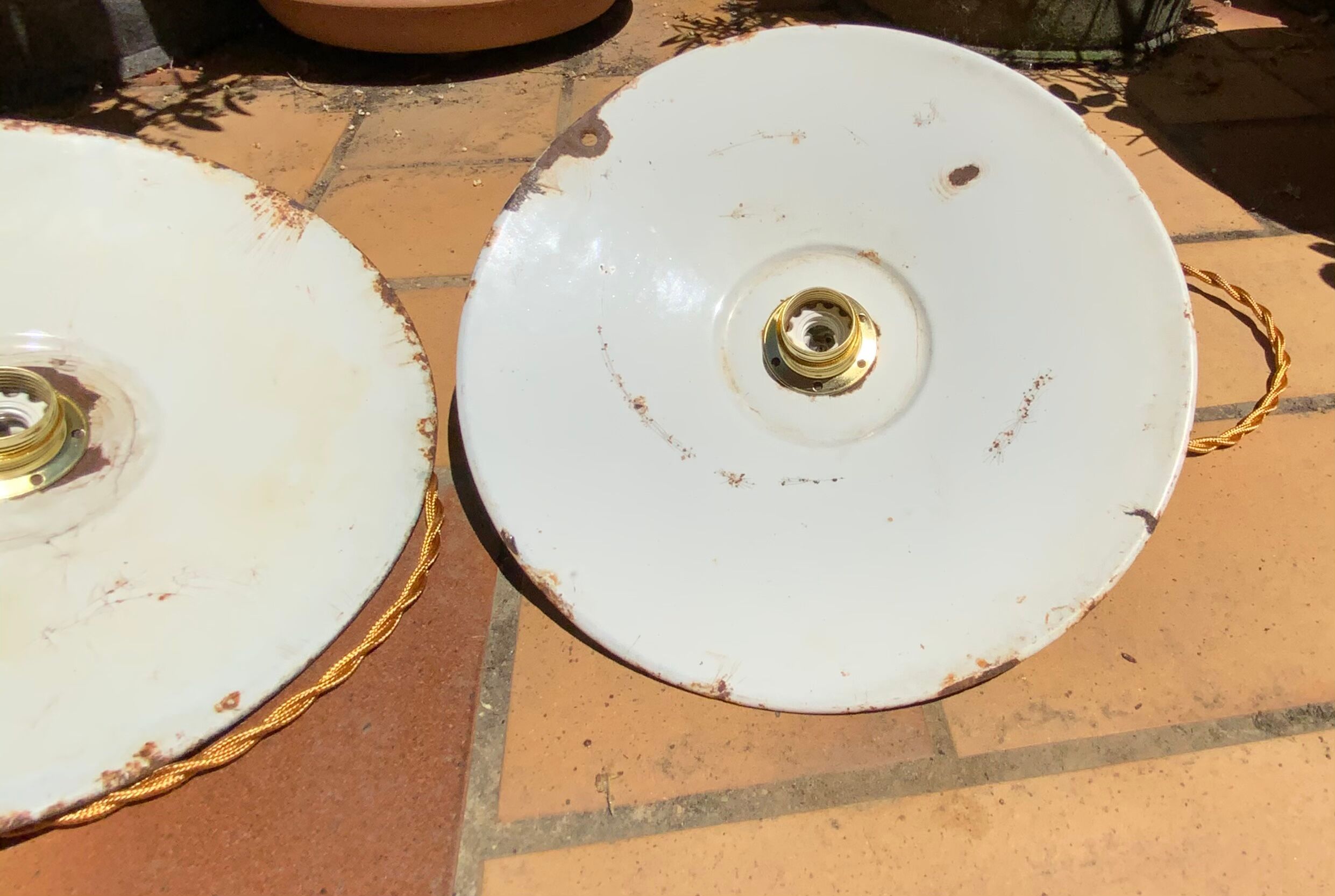 Suspension duo in green and white enamelled sheet metal new gold threads and socket