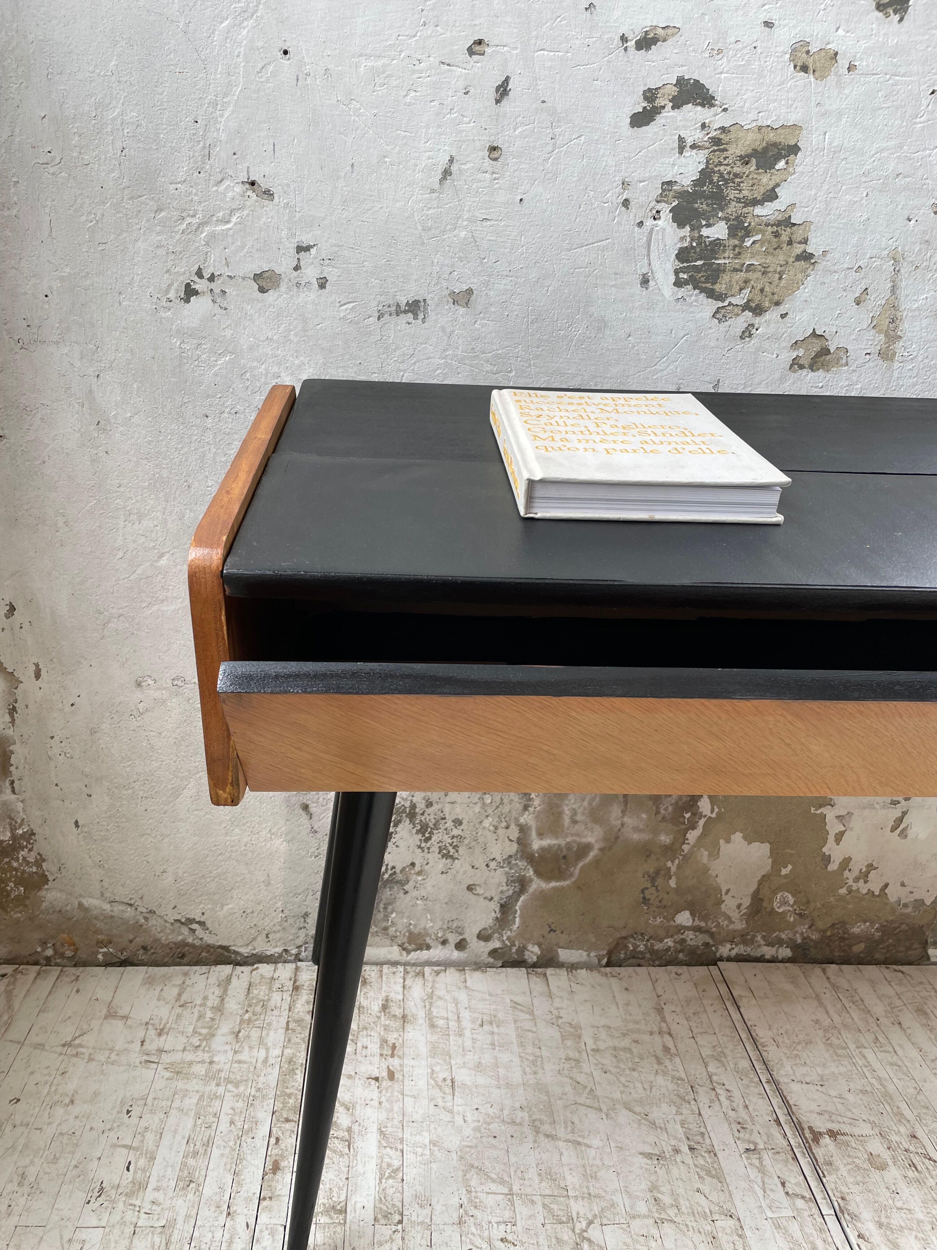 Console desktop feet compass 60s