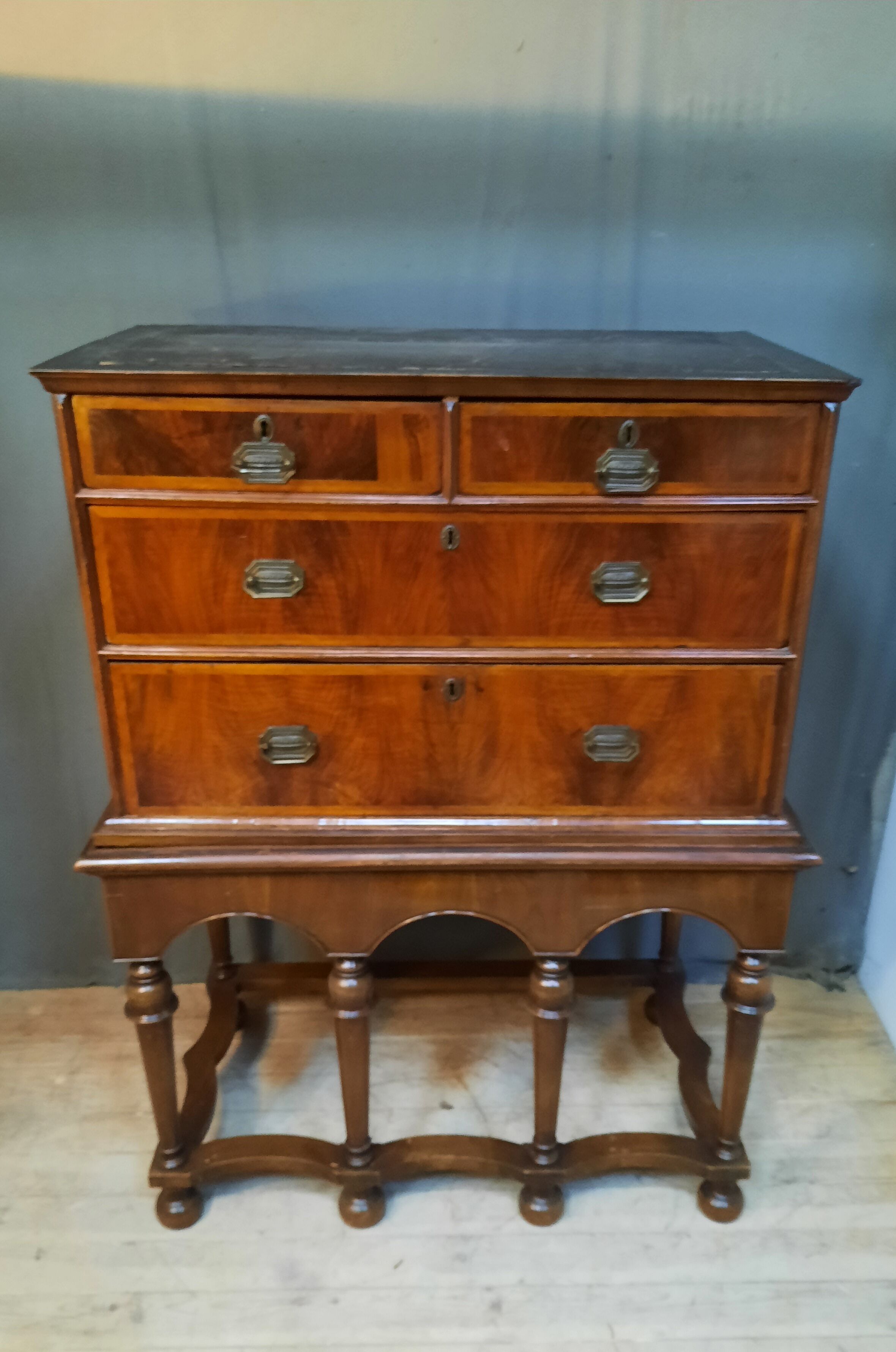 Nineteenth century English tirroir cabinet