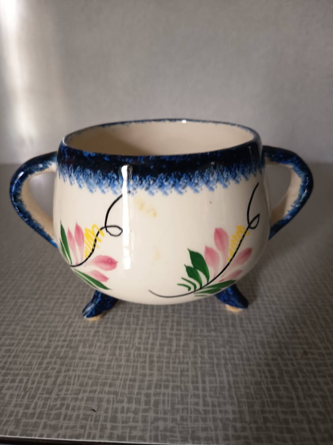 Henriot Quimper tripod bowl