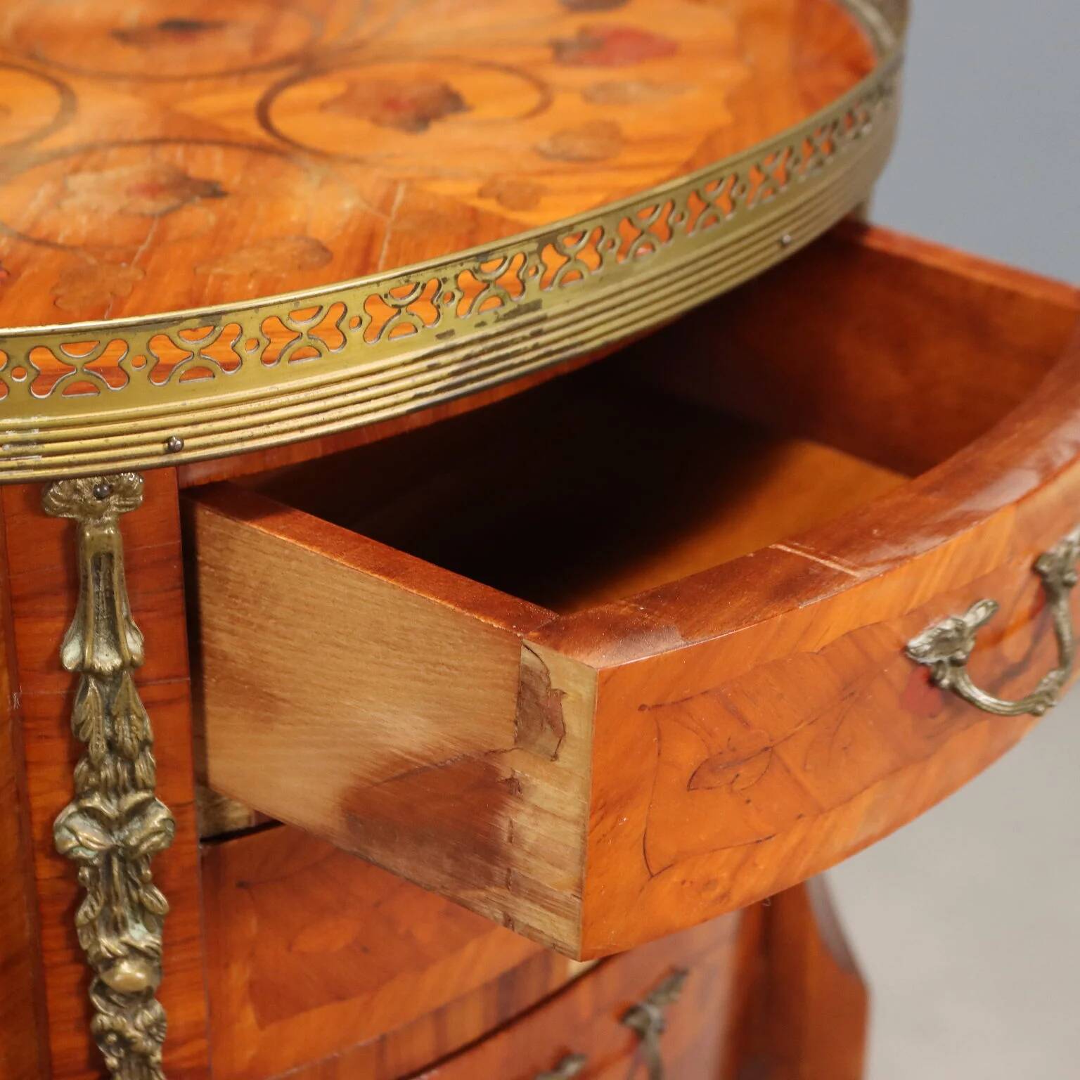 Tables de chevet anciennes style Napoléon III en bois de rose XXe siècle