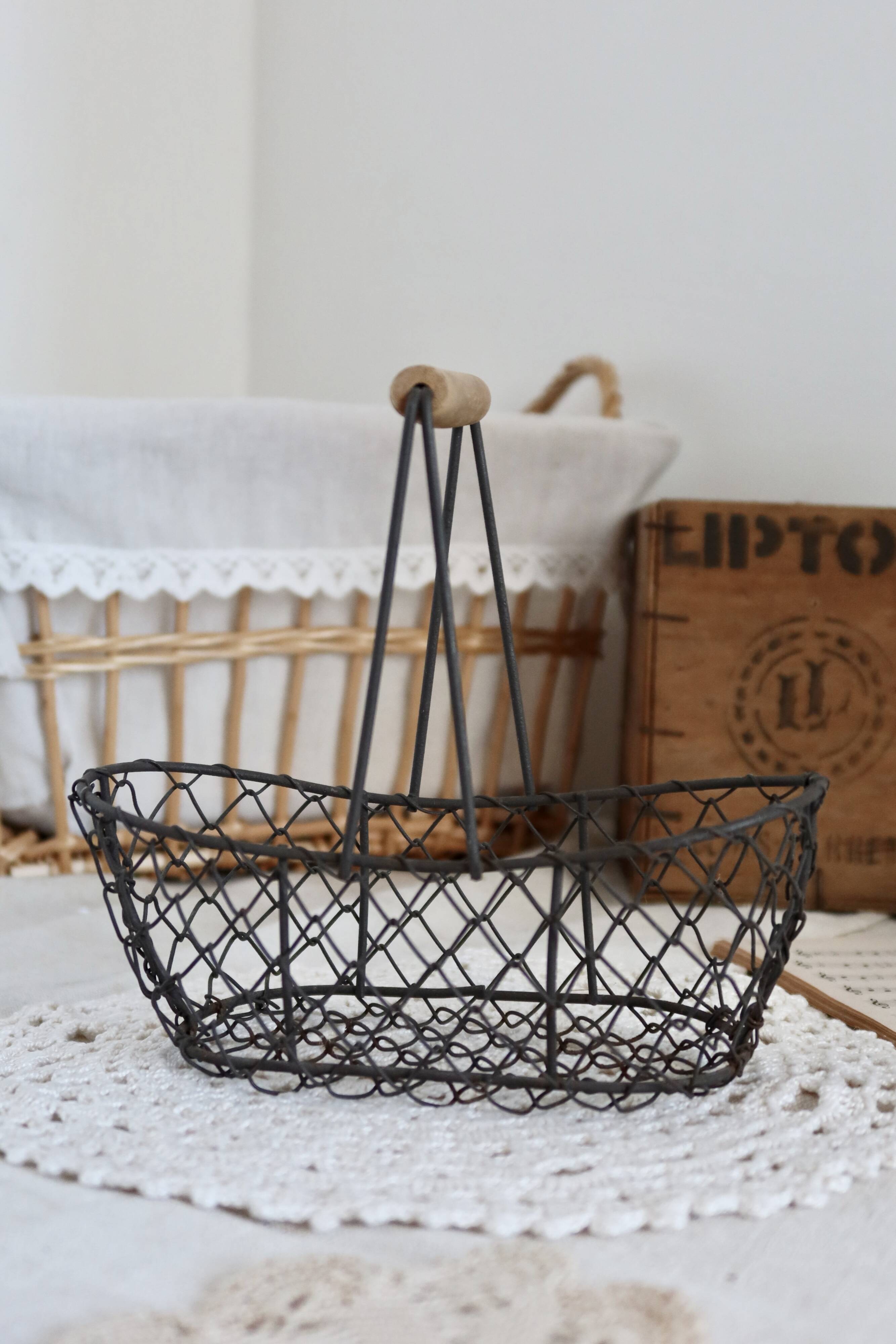 Petit panier à œufs métal et bois vintage rustique