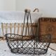 Petit panier à œufs métal et bois vintage rustique