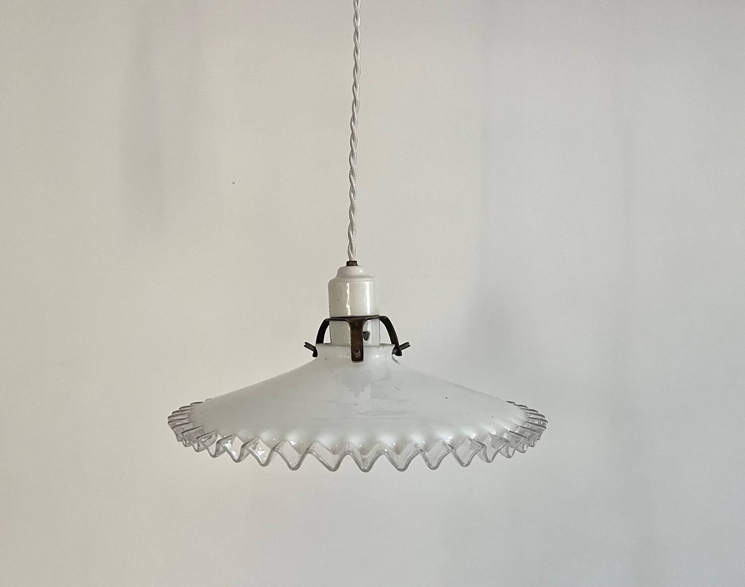 Suspension ancienne en opaline et porcelaine