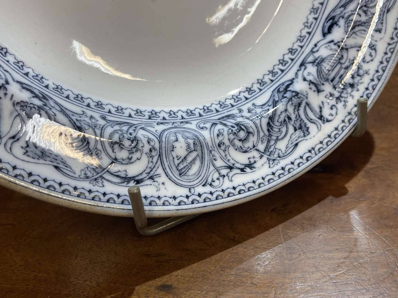 Plat rond creux en porcelaine anglaise Minton, modèle Florentine