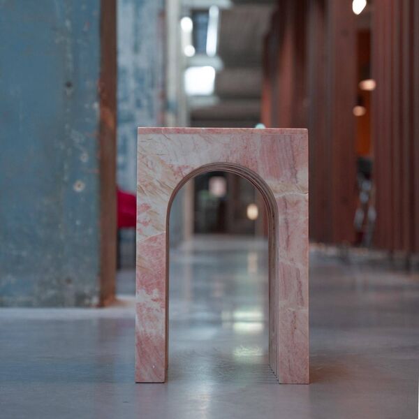 Table d'appoint en marbre rose ''Balance