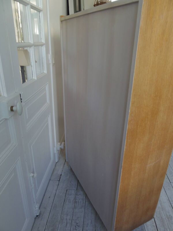 Bibliothèque vintage en placage chêne, intérieur gris perle, pied en métal