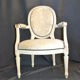 Paire de fauteuils médaillons