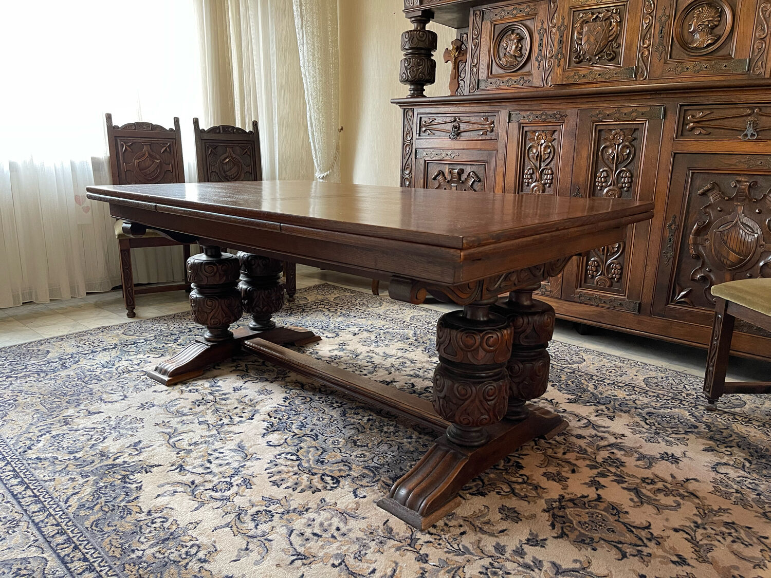Table à manger de style renaissance basque