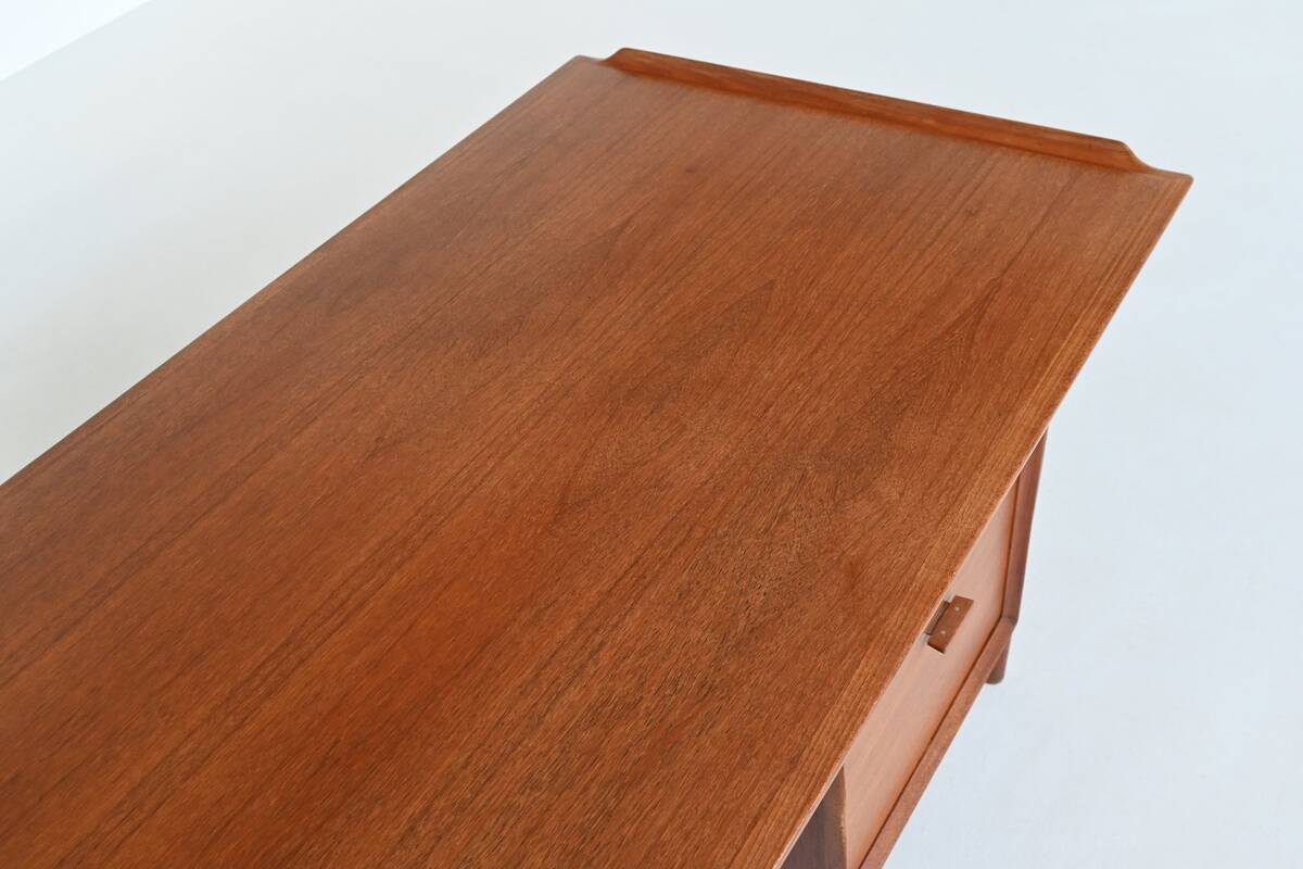 Arne Vodder writing desk model 207 in teak Sibast Denmark 1960