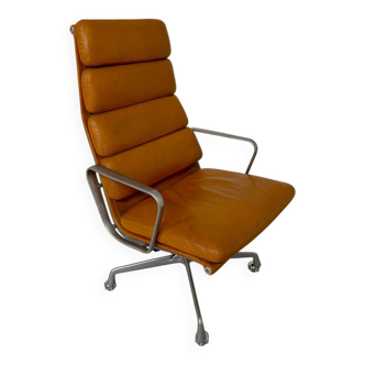 Eames EA 222 Soft Pad office chair designed by Herman Miller An60