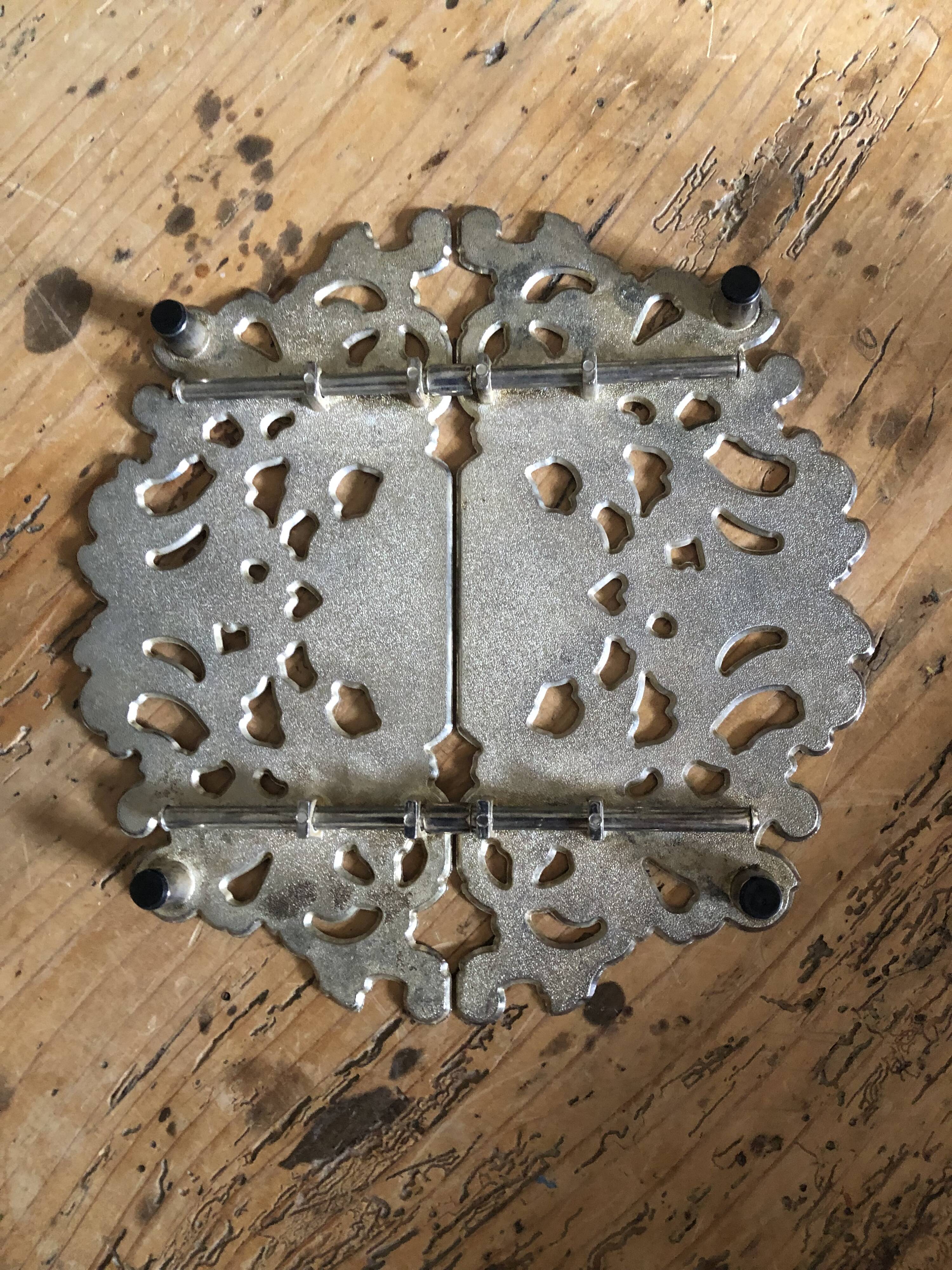 Stretchable metal table mat