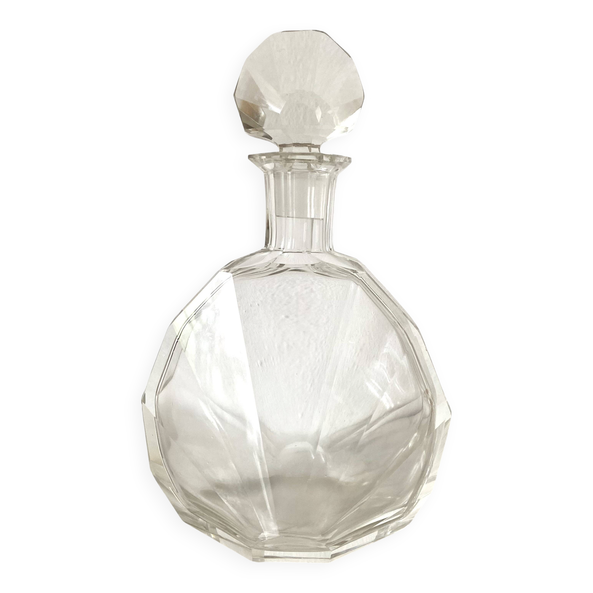 Stylized shell-shaped carafe