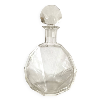 Stylized shell-shaped carafe