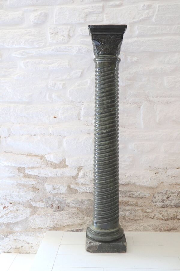 Grande colonne torsadée pierre sellette XXᵉ siècle
