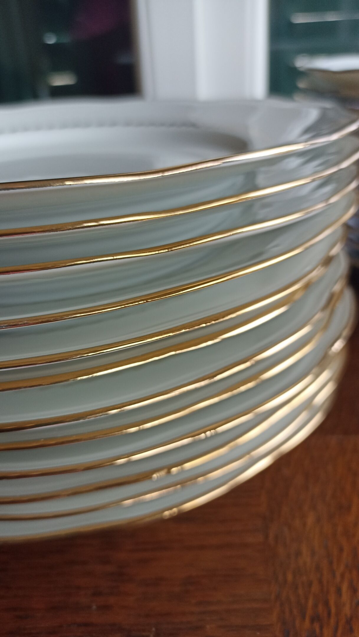12 flat plates in SFP porcelain - White and Gold