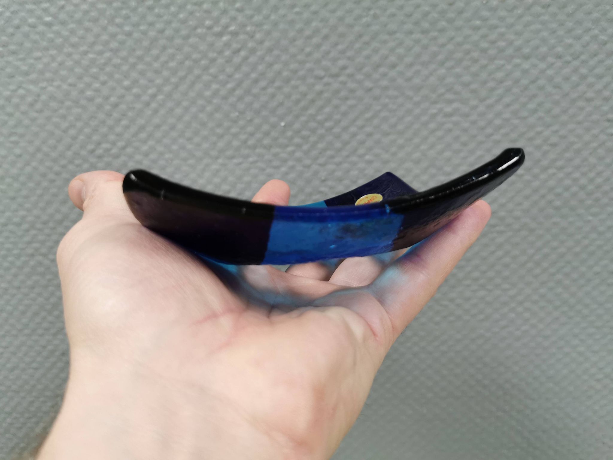 Petit bol/plat en verre de Murano de différentes nuances de bleu.