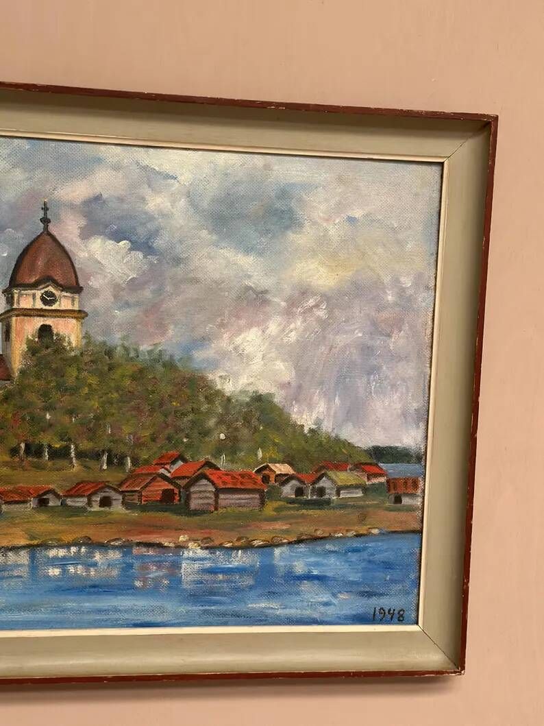 Original Swedish Oil on Panel – “Red Cottages near the Lake” by Unknown Artist 1948 – Vintage & Framed – 63 × 57 cm (24.8" × 22.4")