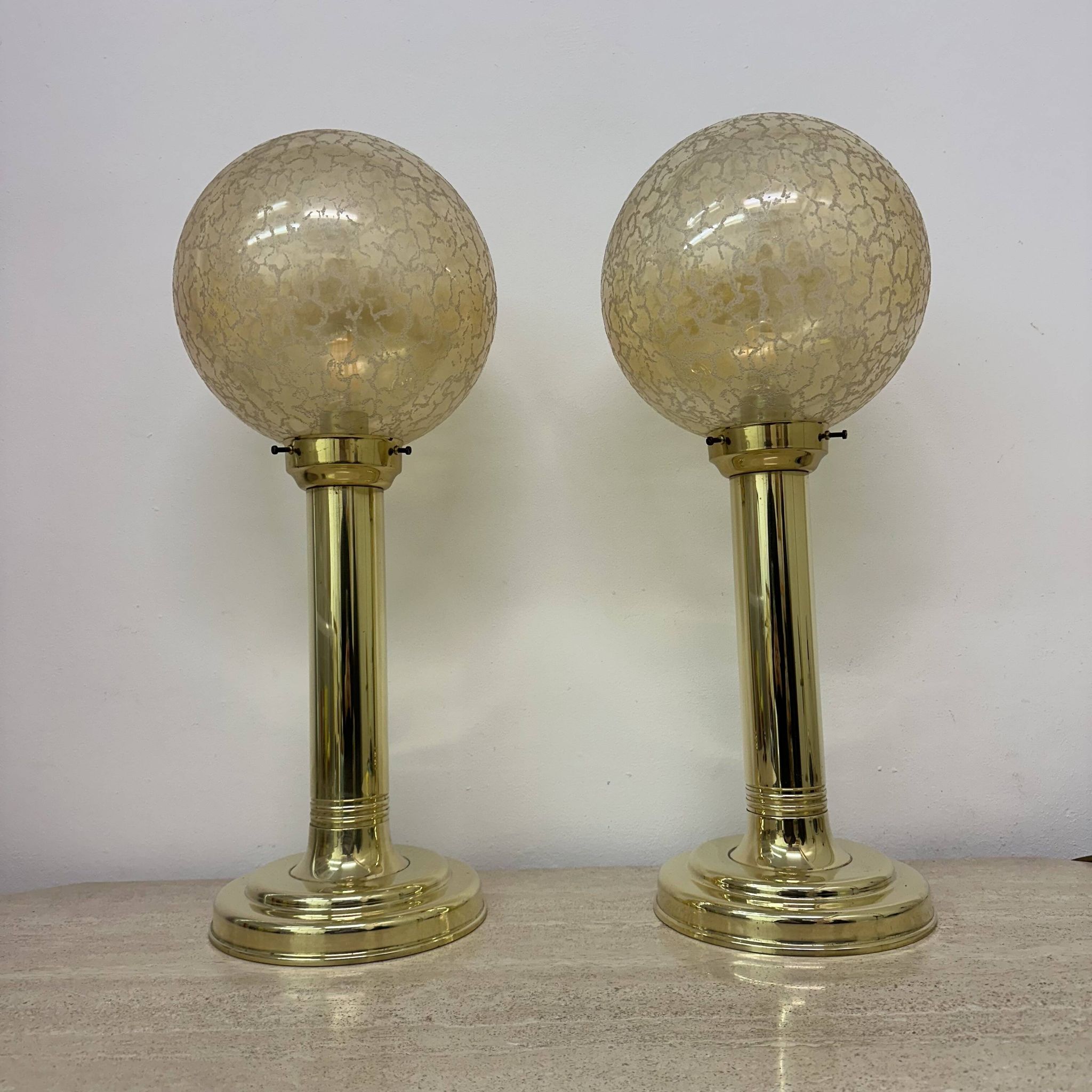 Lot de 2 grandes lampes de table globe en verre, années 1970