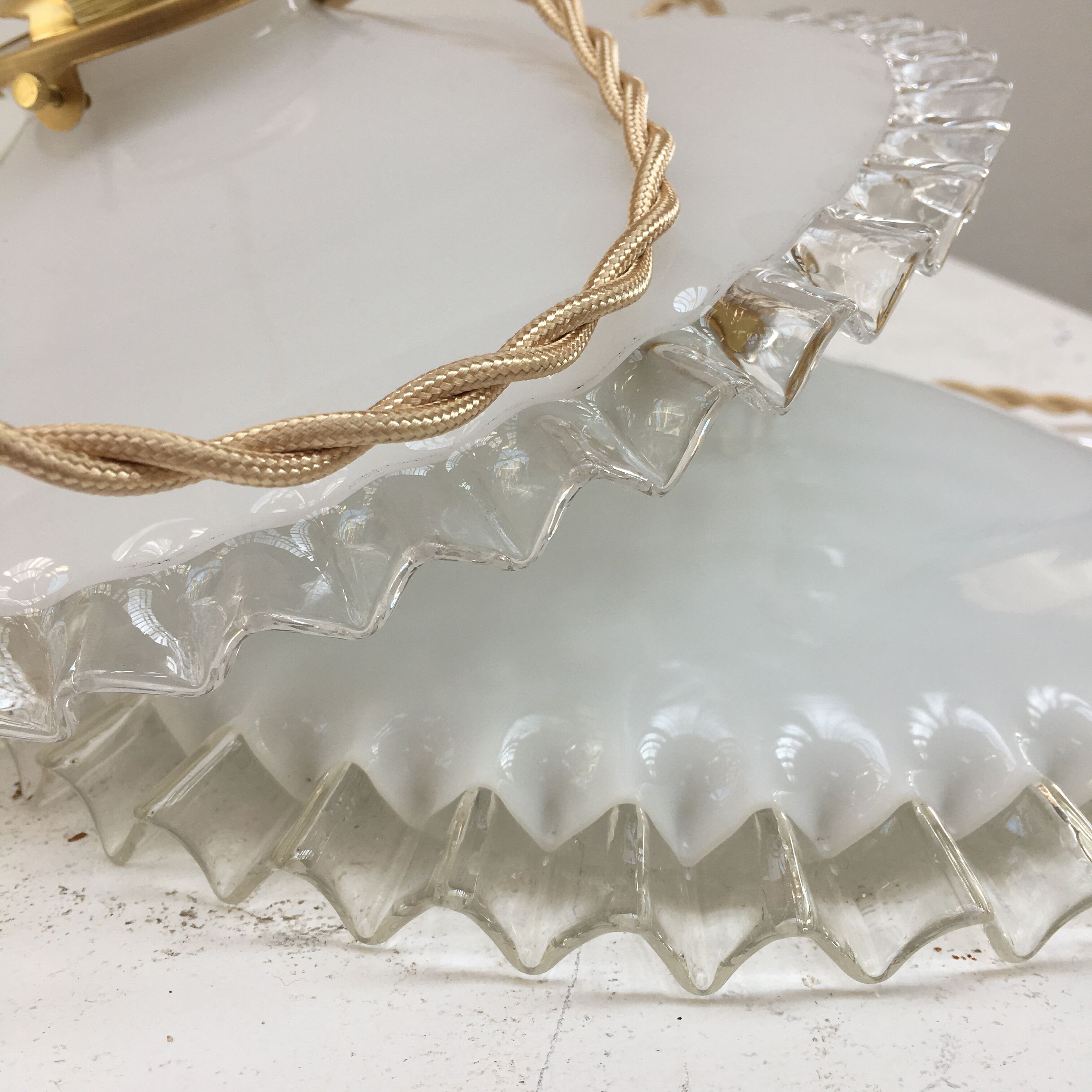 Paire de suspensions en opaline blanche et bords dentelés transparents