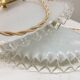 Paire de suspensions en opaline blanche et bords dentelés transparents