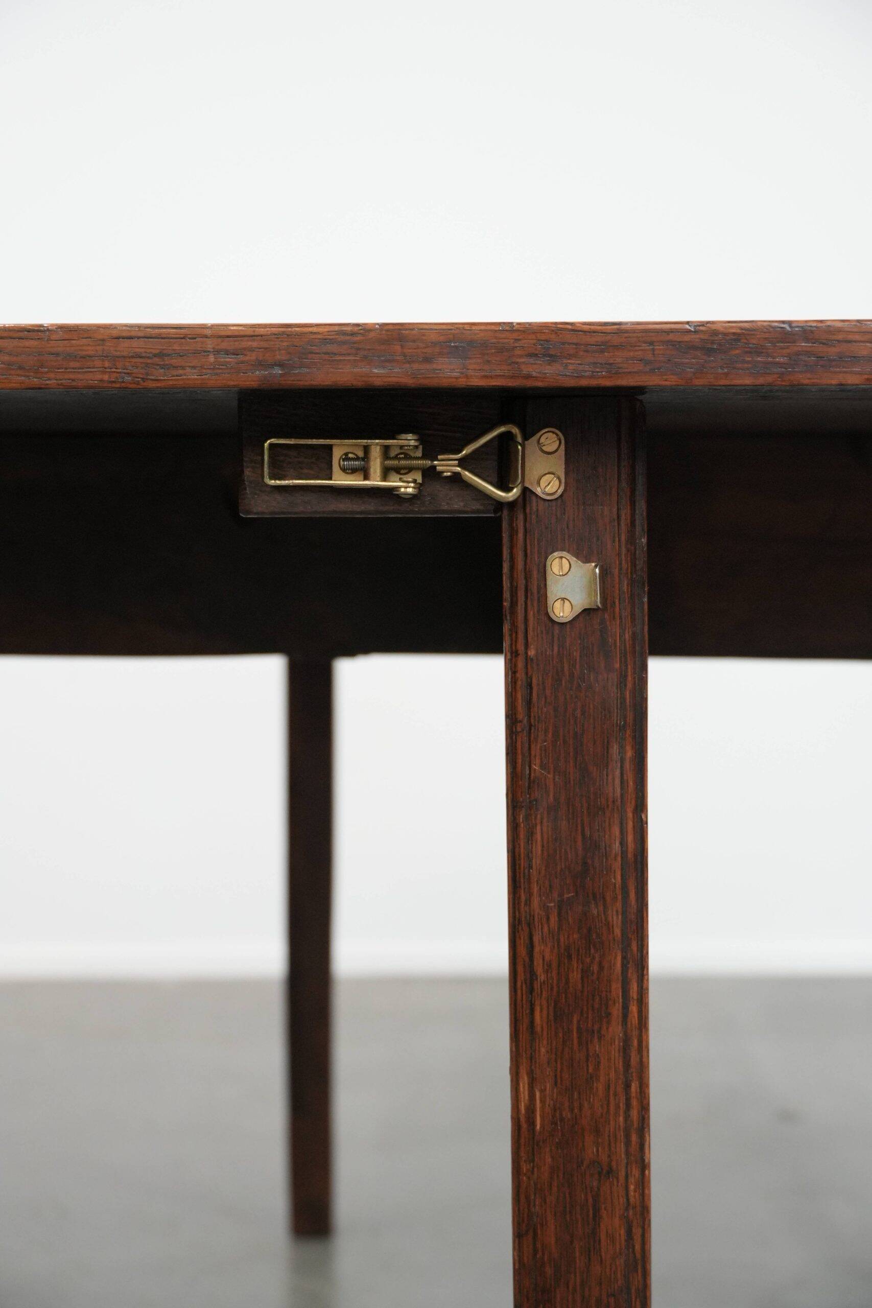 Charming antique English drop-leaf dining table made of oak from the late 19th century
