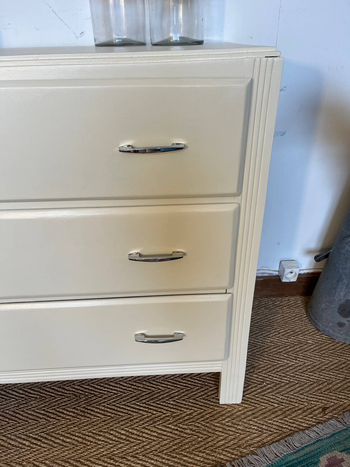 Vintage chest of drawers restored in white painted wood